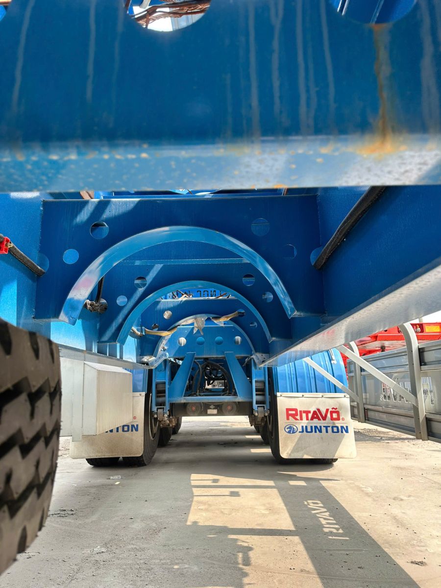 bụng có khoét sẵn chỗ để bình nước
