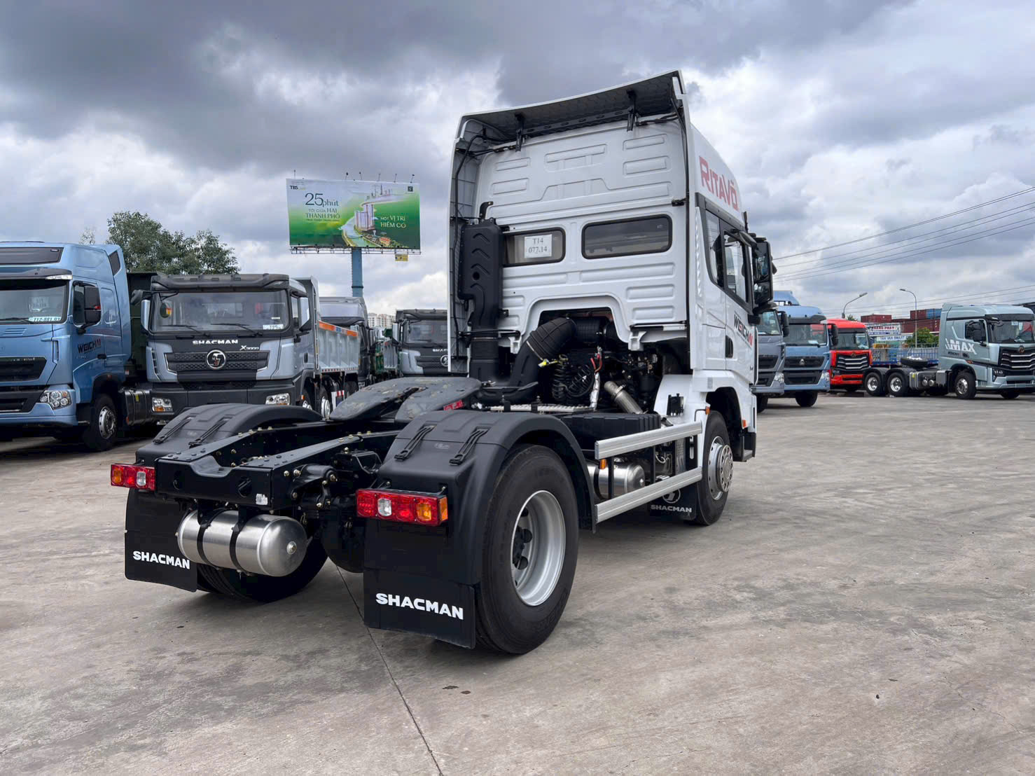 xe đầu kéo shacman 340hp 1 cầu X3000 siêu tiết kiệm dầu giá tốt