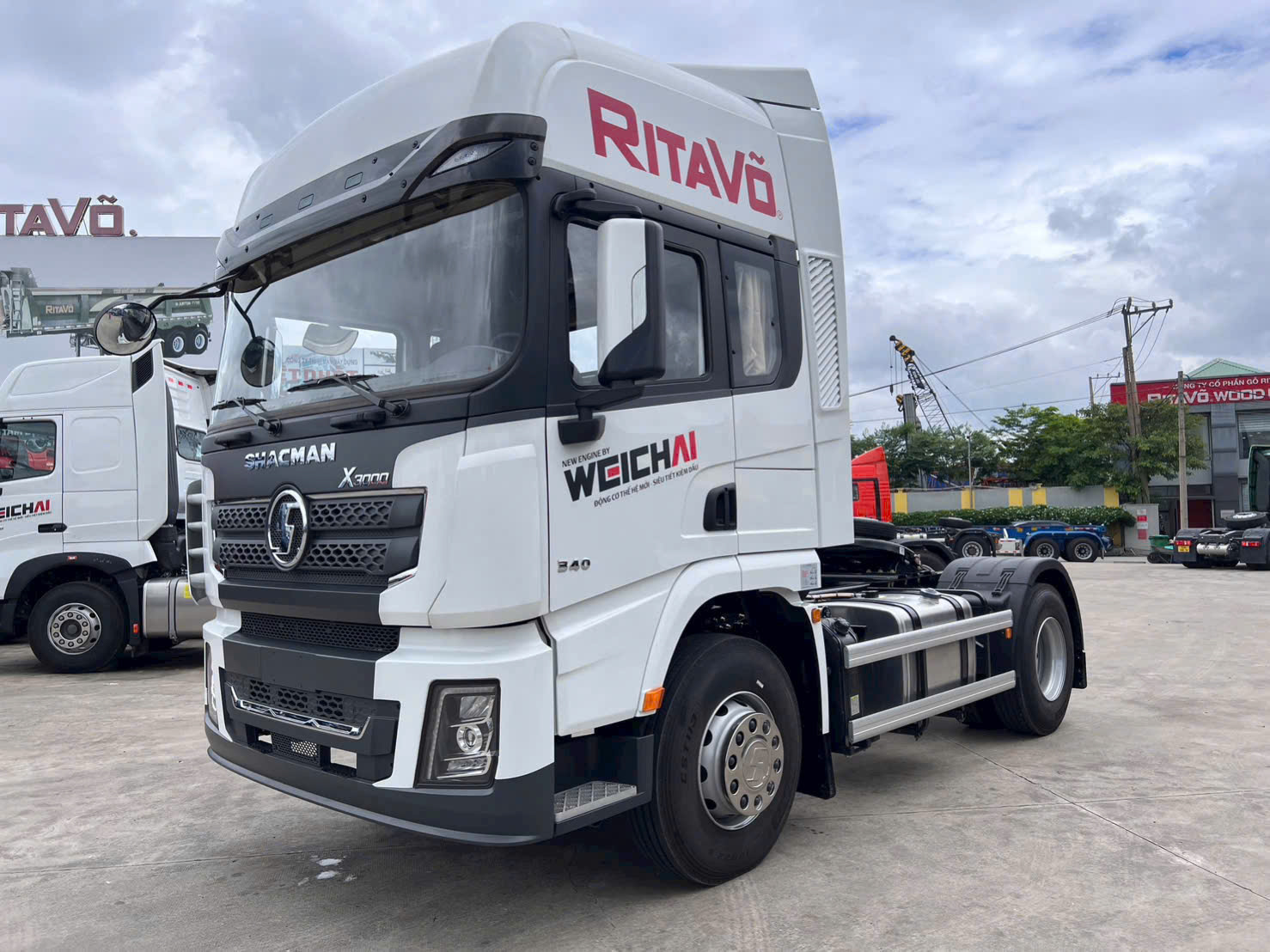 xe đầu kéo shacman 340hp 1 cầu X3000 siêu tiết kiệm dầu giá tốt