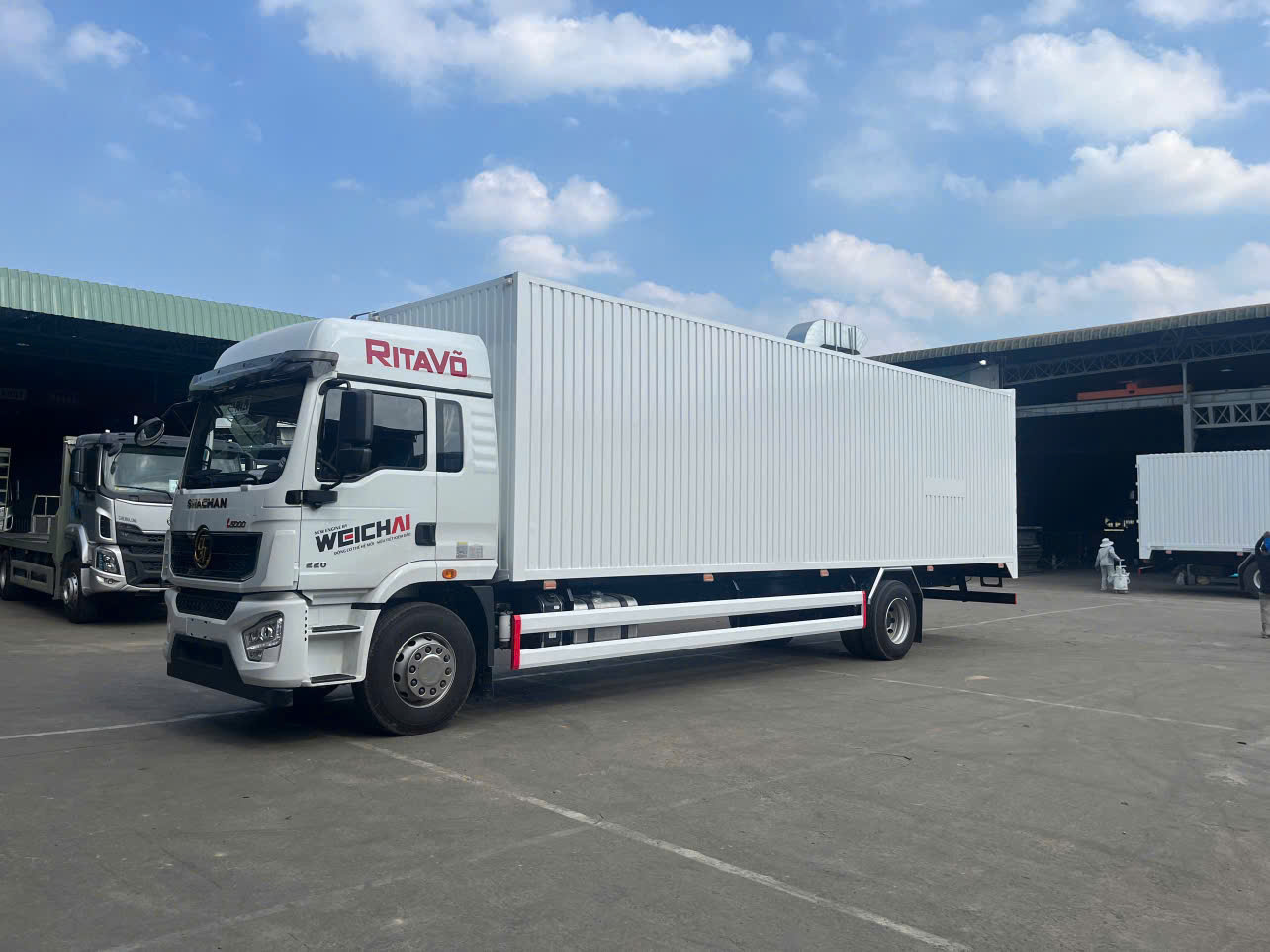 xe tải thùng kín 3 cửa hông Shacman L5000 Gold 220hp cầu láp 4.111 thùng dài 9M9
